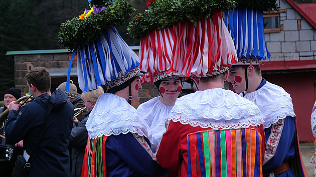 Slamák, ras i kašpárek. Maškary nachodí po vsi desítky kilometrů