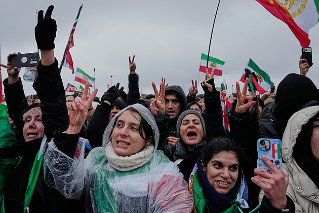 Lidé v Teheránu provolávali z oken i střech protirežimní hesla. Ať žije šáh, skandovali