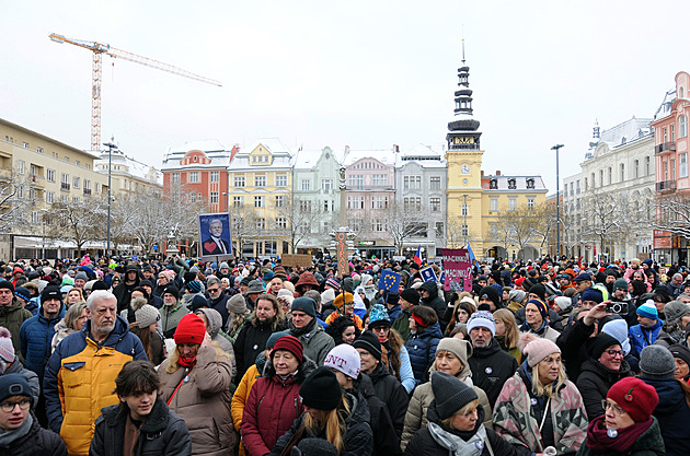 Spasitel z Hradu se do kandidatury nehrne, navzdory plným náměstím