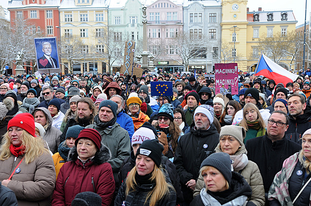 Všechno nás tu štve, proto budujeme kult za znovuzvolení demokratického generála
