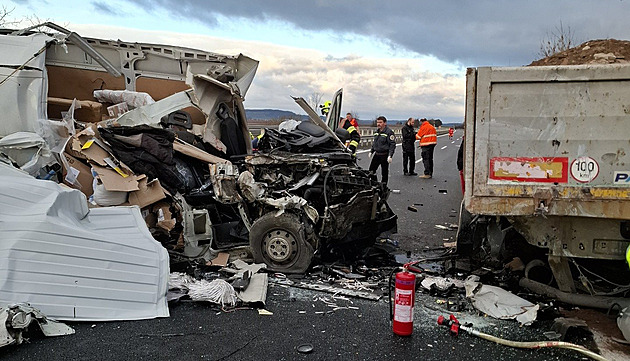 Řidič dodávky na D35 nepřežil náraz do odstaveného náklaďáku, část dálnice stála