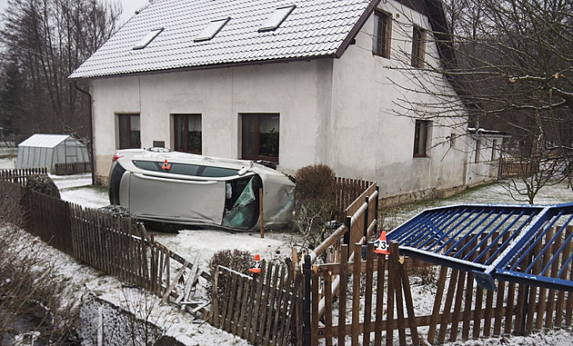 Osmnáctiletý mladík usnul za volantem, s autem přeletěl z mostu až do zahrady