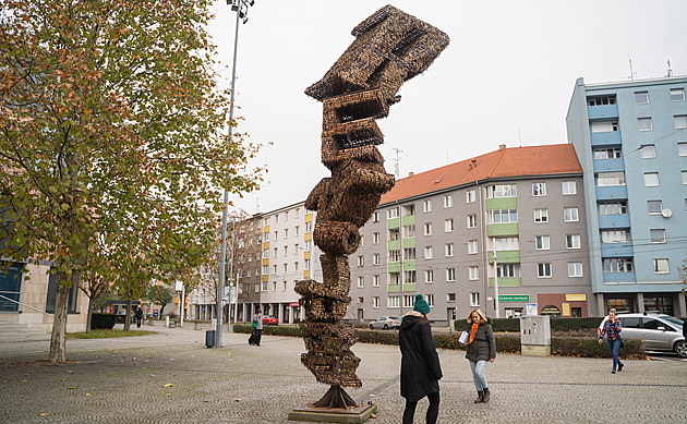 Socha z klíčů jako symbol. Revoluce drtí sebe samu a rezne, reakce jsou různé