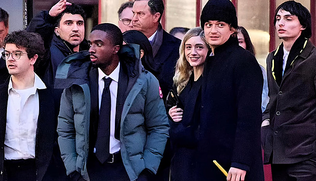 Hvězdy Stranger Things se sešly na svatbě Mayi Hawke. „Jedenáctka“ a Will chyběli