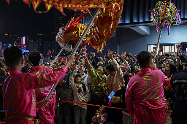 Čína zrobotizovala oslavy svého nového roku. Ohnivého koně vítali humanoidé