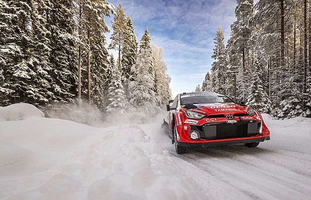 Švédskou rallye vede po první etapě Kacuta těsně před Evansem