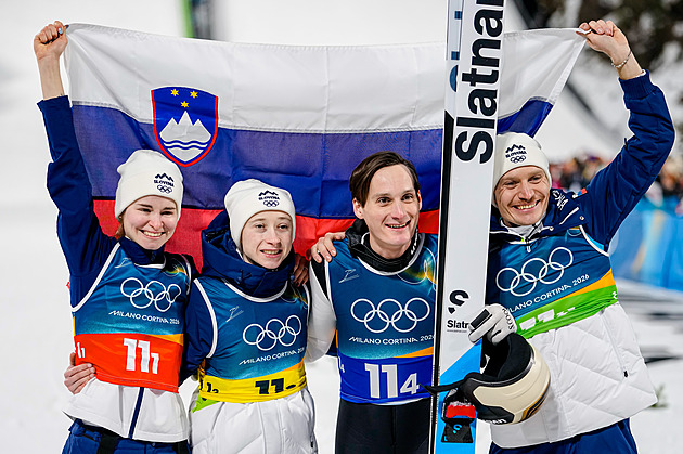 Po zklamání zlato. Slovinští skokani na lyžích ovládli soutěž smíšených družstev