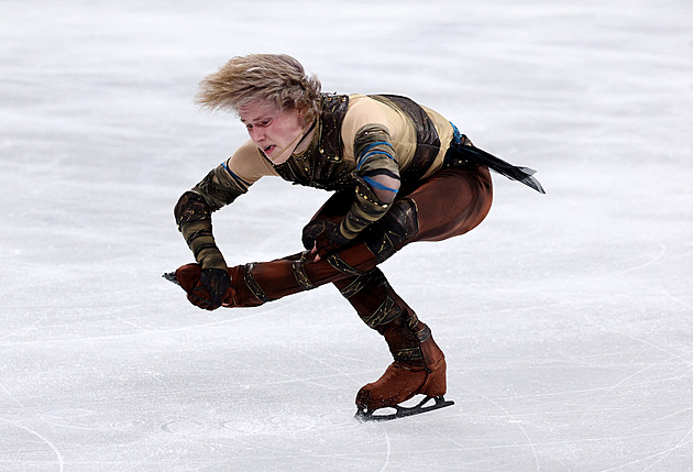 Favorit Malinin ovládl krátký program krasobruslařů. Čtverného axela si šetří