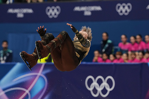Favorit Malinin ovládl krátký program krasobruslařů. Čtverného axela si šetří