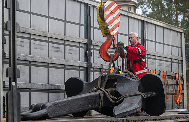 Šest a půl tuny v černém. Kotva z poslední tuzemské námořní lodi dorazila do Česka