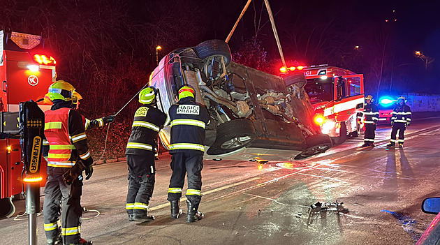 Hasiči zasahují u autonehody v Praze 5. Řidiče museli vyprostit