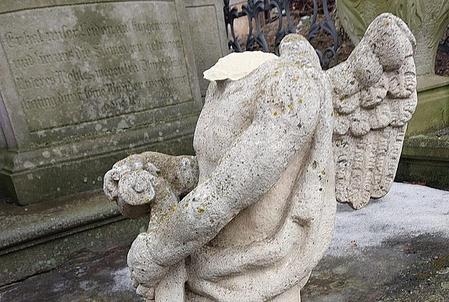 Ze sousoší odnesl dva anděly, dalšímu ulomil hlavu. Policie pátrá po zloději