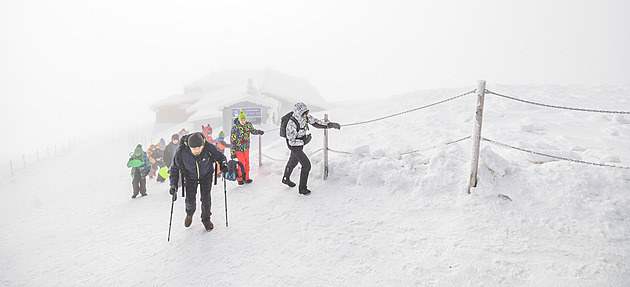 Lidí málo a pizza za tři stovky. Zimní pouť na Sněžku nadchne i provětrá peněženku