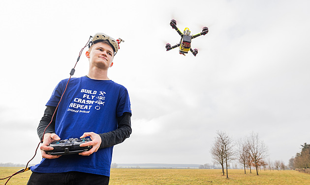 Český gymnazista krotí „šílené kolibříky“. Postavil druhý nejlehčí dron na světě