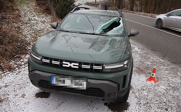 Z náklaďáků padal led a autům rozbil čelní skla. Po jednom z řidičů pátrá policie