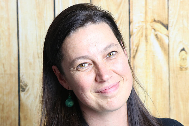 Nemocnice ji vyhodila pro nadbytečnost, teď musí sestře zaplatit 1,5 milionu