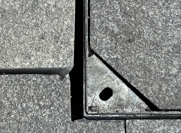 Terminál je otevřený jen chvíli a už ho reklamují. Desky se nebezpečně viklají