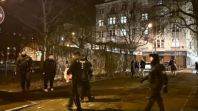 V pražských Holešovicích se porvala parta, jeden zraněný skončil v nemocnici