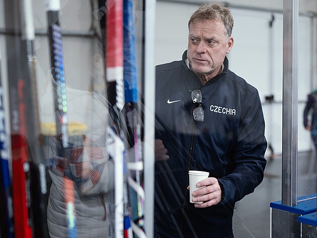 Hlavn� tren�r Radim Rul�k na tr�ninku �esk�ho t�mu