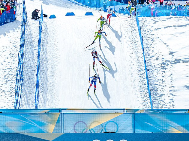 Biatlonist� na trati st�hac�ho z�vodu v Anterselv�. (15. �nora 2026)