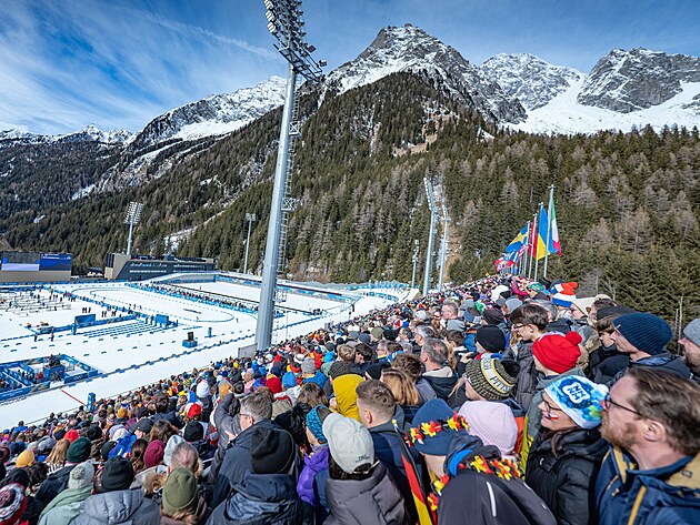 Biatlonist� na trati st�hac�ho z�vodu v Anterselv�. (15. �nora 2026)