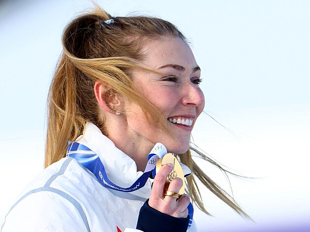 Ly�a�ka Mikaela Shiffrinov� se stala olympijskou �ampionkou ve slalomu. (18....