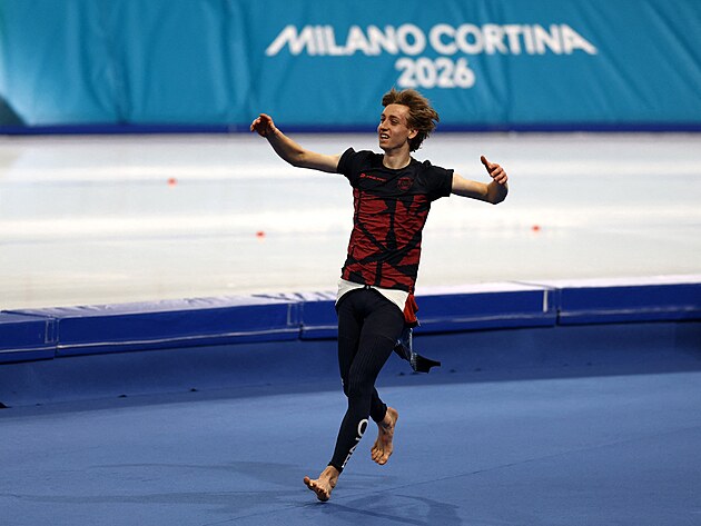 Rychlobrusla� Metod�j J�lek oslavuje zlatou medaili na trati 10 000 metr�. (13....