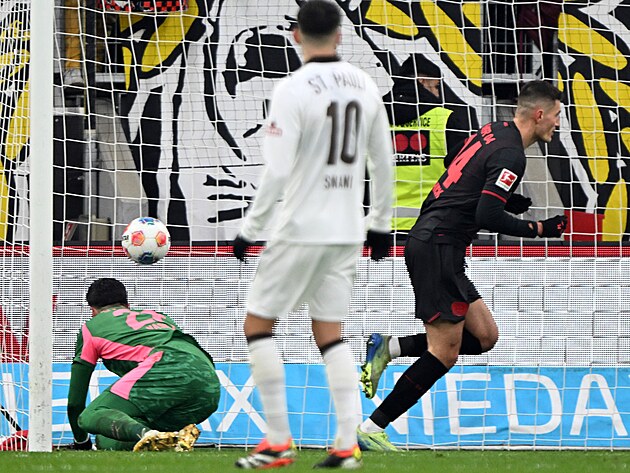 Patrik Schick z Leverkusenu (vpravo) slav� sv�j g�l v utk�n� proti St. Pauli.
