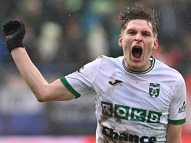 Pavel Kačor z Karvin&eacute; slav&iacute; g&oacute;l v z&aacute;pase se Slavi&iacute;.