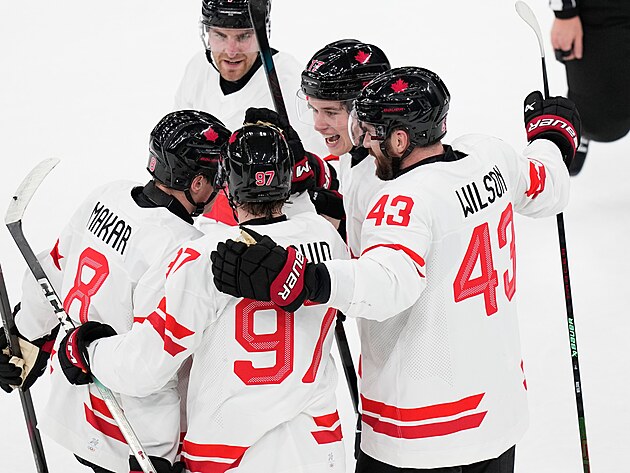 Macklin Celebrini oslavuj�c� vst�elen� g�l v utk�n� s �eskem. (12. �nora 2026)