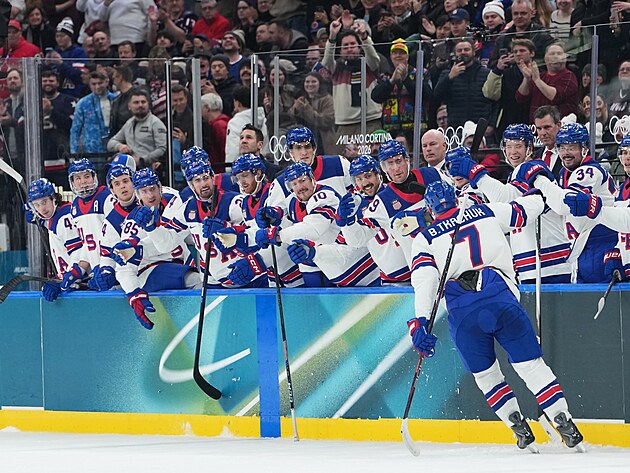 Brady Tkachuk z USA slav�c� s t�mem sv�j g�l v z�pase proti Loty�sku. (12....