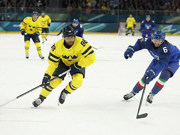 �v�dsk� �to�n�k William Nylander v souboji s Italem Jasonem Seedem. (11. �nora...