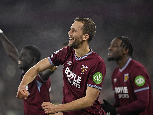 Tom� Sou�ek (West Ham) se raduje ze sv� trefy do s�t� Manchesteru United.