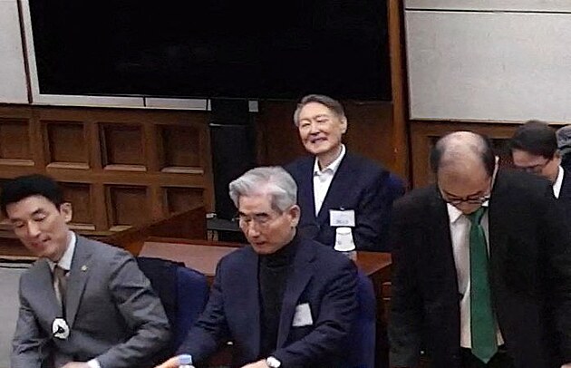 Jihokorejský exprezident Jun Sok-jol u soudu, na snímku vzadu vlevo (19. února...
