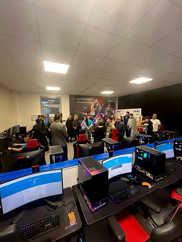 �kola, kde studenti tr�nuj� hlavu i t�lo.