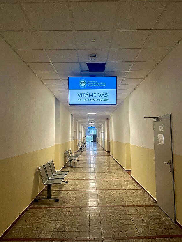 �kola, kde studenti tr�nuj� hlavu i t�lo.