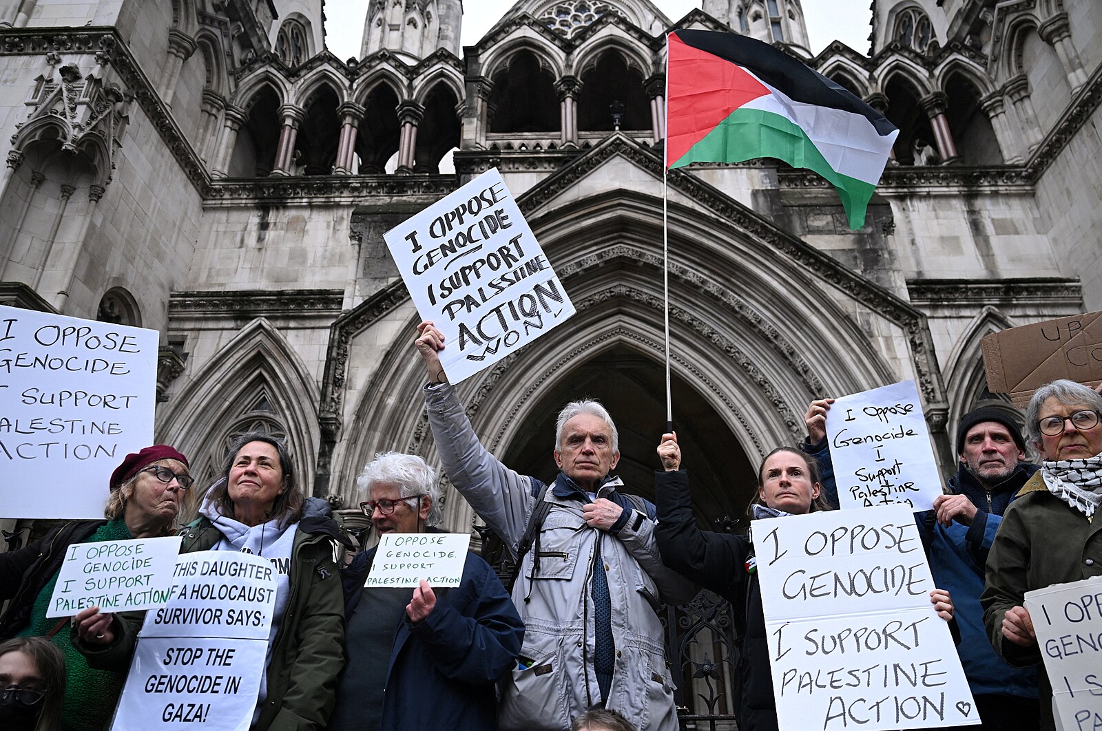 Britský soud zvrátil zákaz skupiny Palestine Action. Policie přestane zatýkat