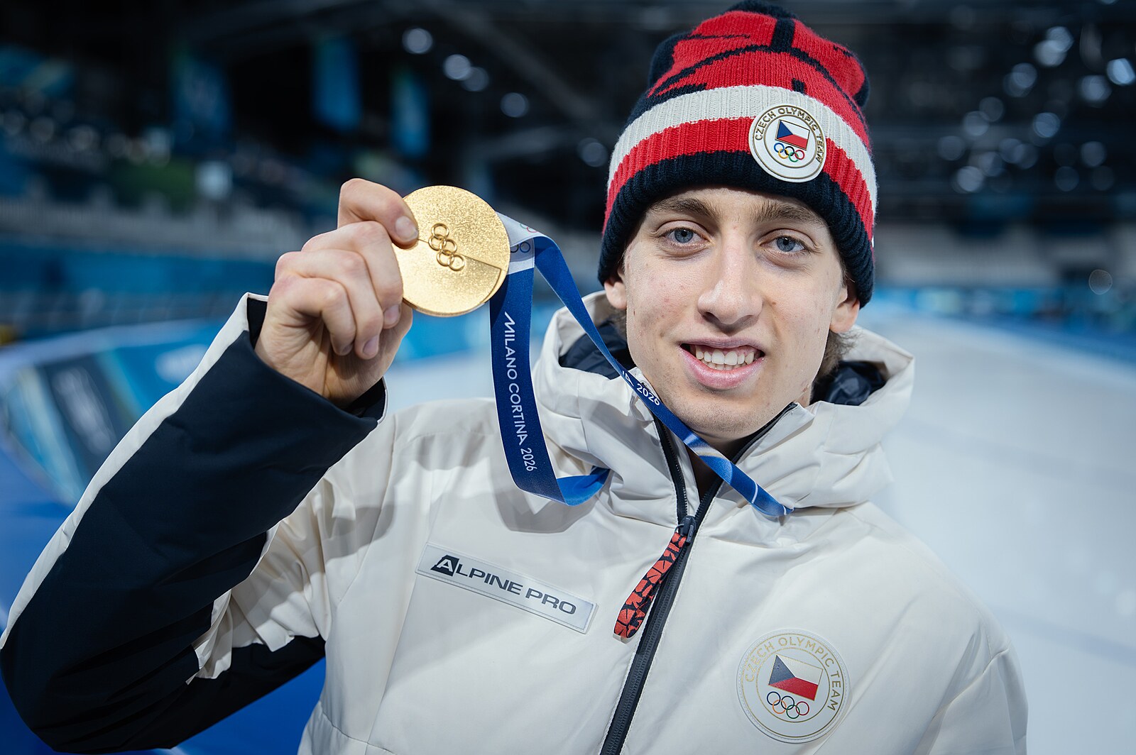 Nový šampion, závod plný nervů. Dvě medaile spustily lavinu gratulací politiků