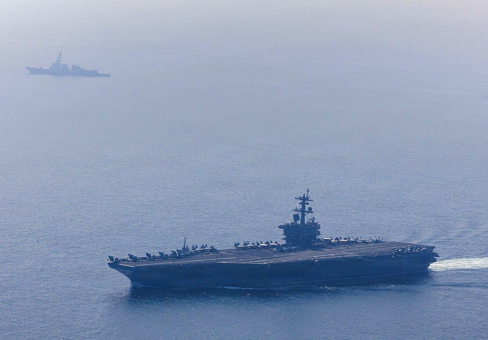 Na letadlovce USA kvůli blokádě dochází jídlo, vojáci fotí poloprázdné tácy