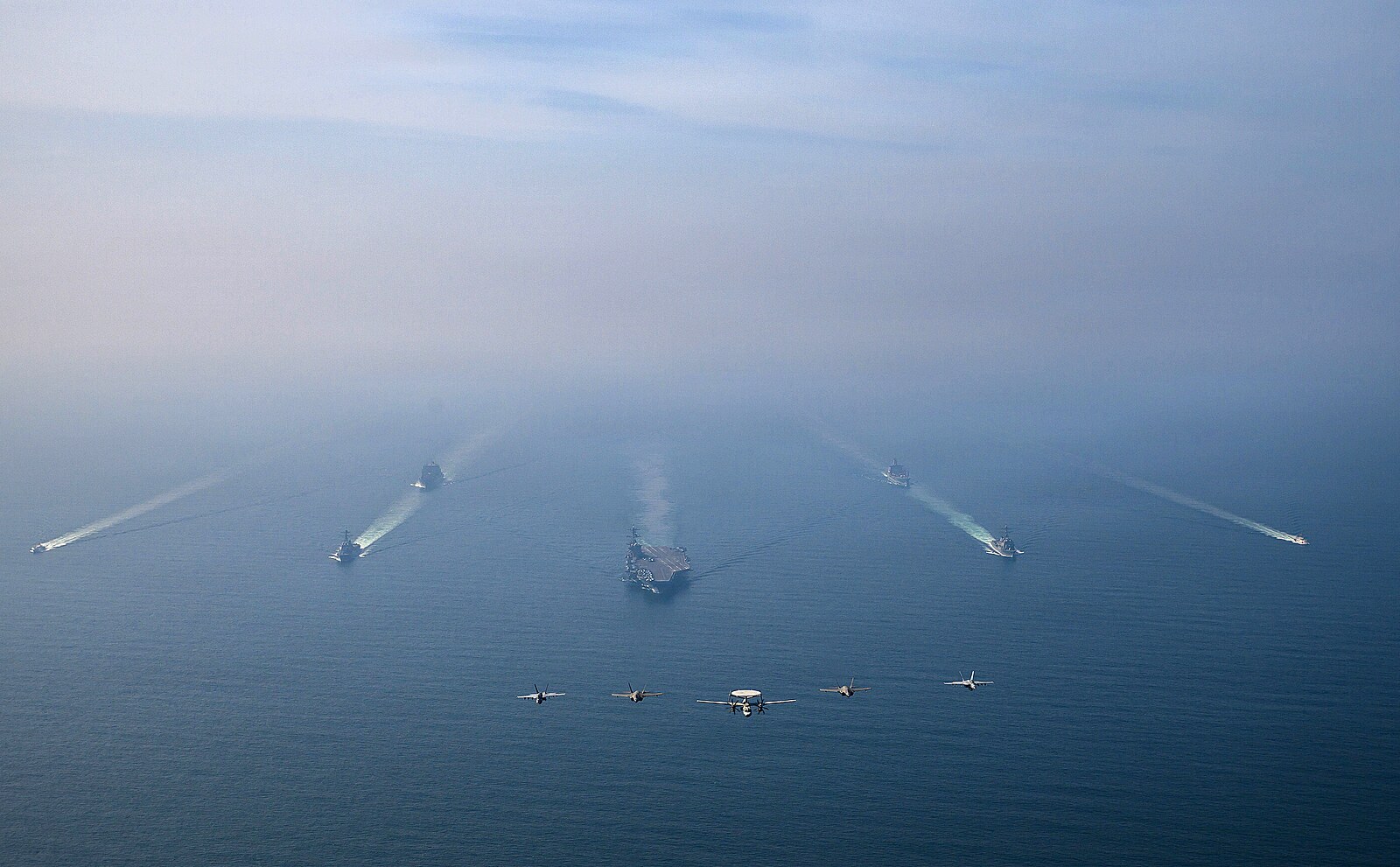 Ropa zdražuje až moc. USA zvažují vojenskou ochranu lodí v Hormuzském průlivu