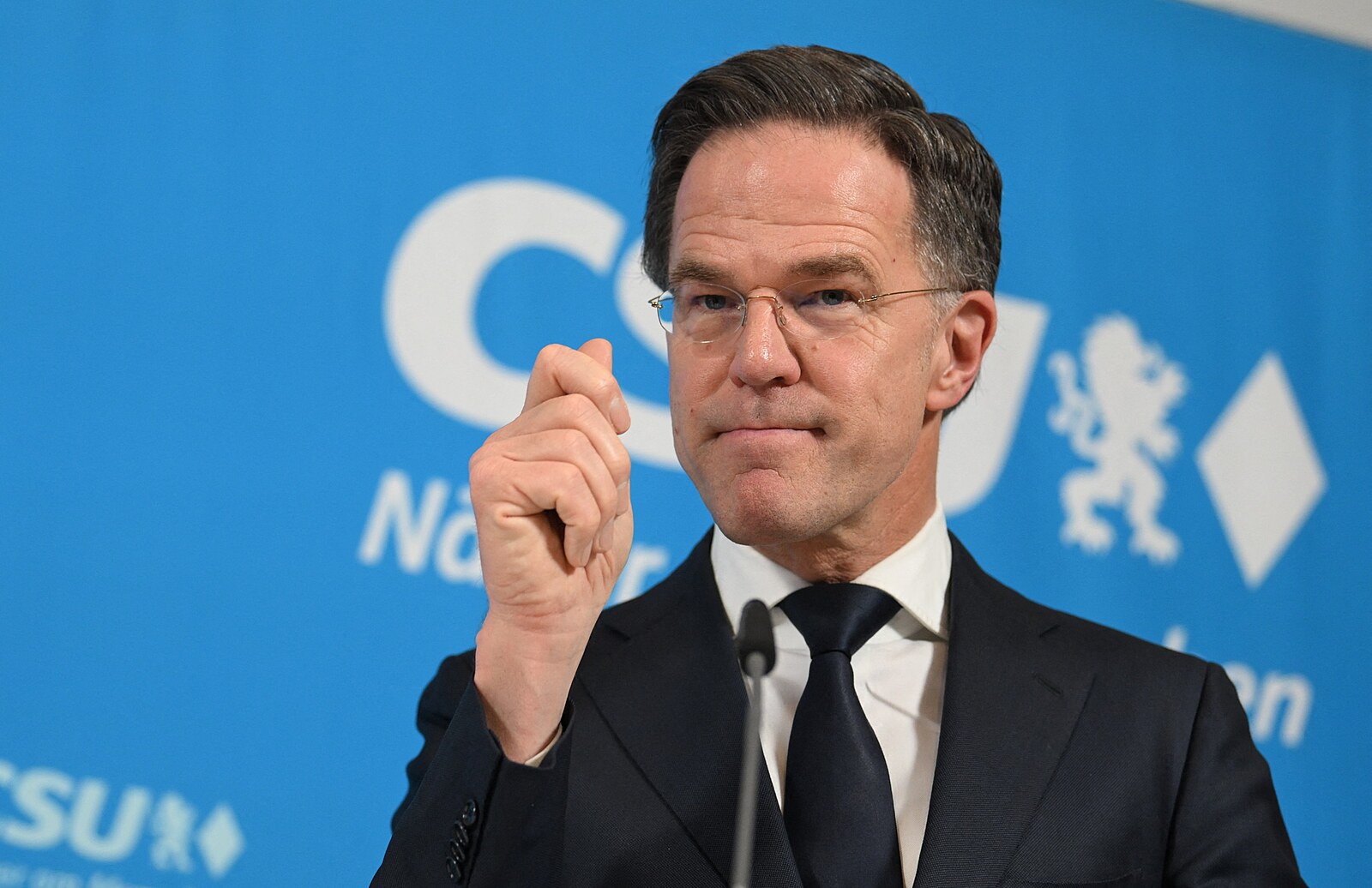 Nepodléhejme propagandě, Rusko není mocný medvěd, jen hlemýžď, řekl Rutte