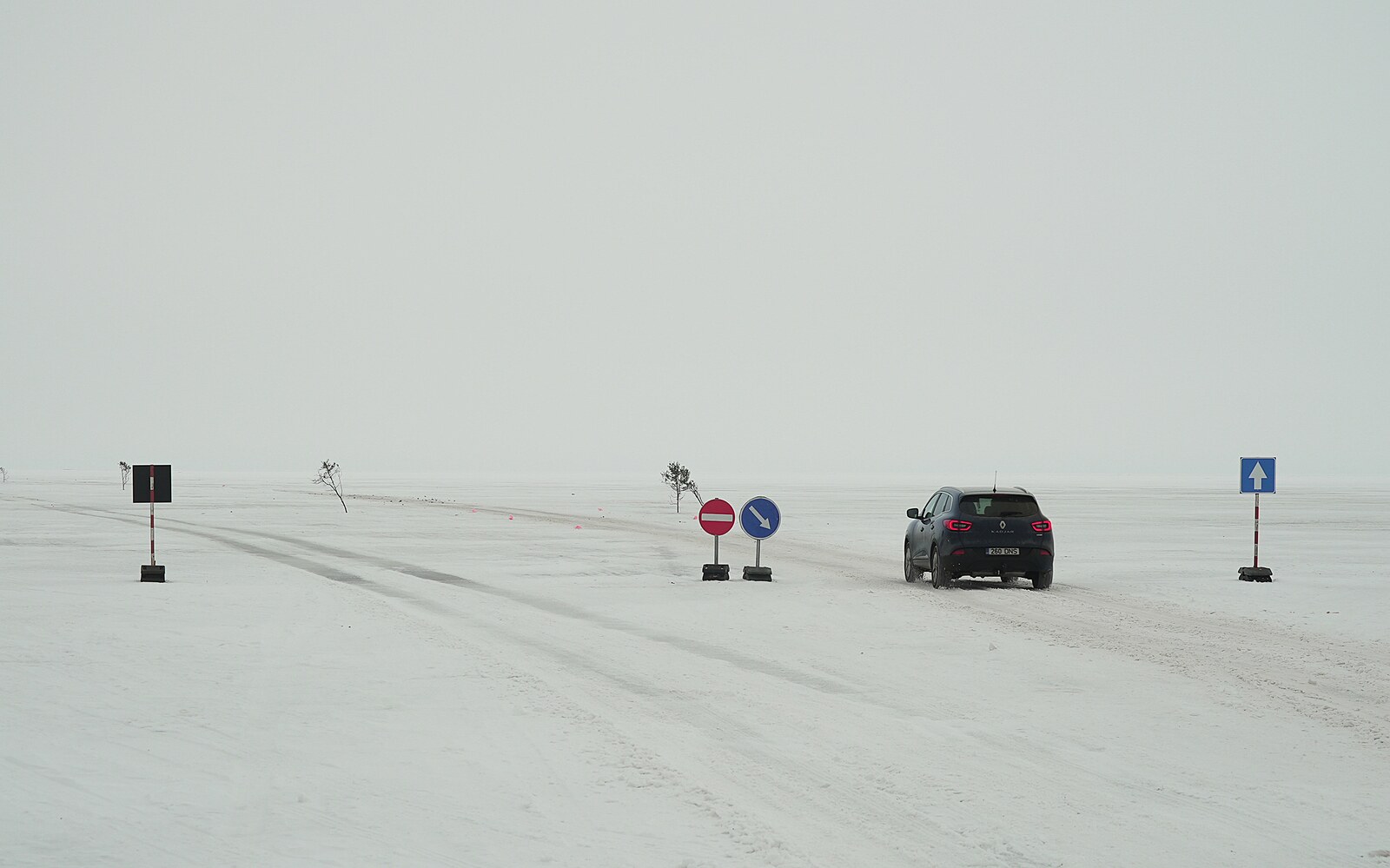 Baltské moře zamrzlo. Estonské ostrovy spojil místo trajektů ledový most