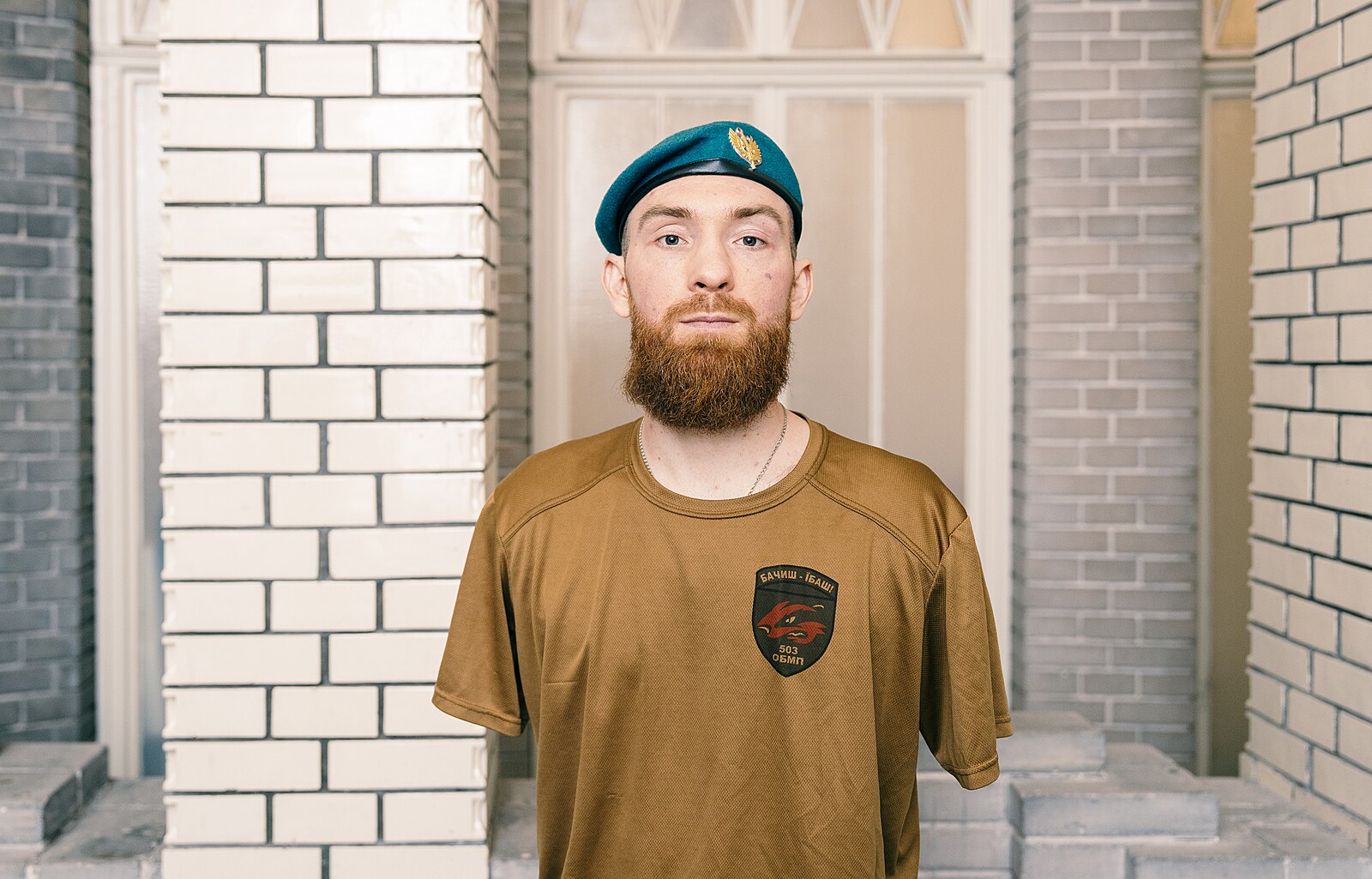 Granát utrhl ukrajinskému vojákovi obě ruce. Teď chce znovu obejmout svou ženu