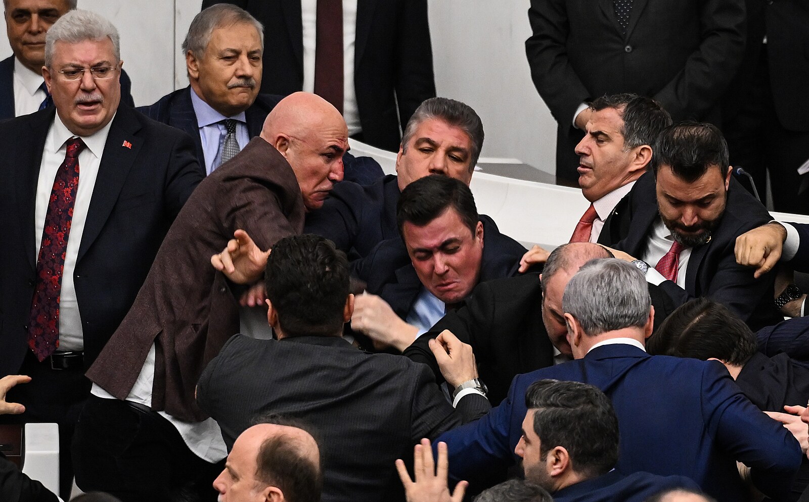 Rvačka v tureckém parlamentu: opozice bránila ministrovi nastoupit do funkce