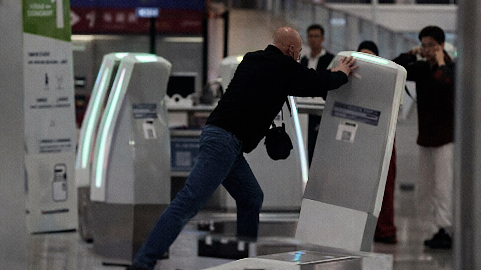 VIDEO: Muže na letišti popadl záchvat vzteku, zdemoloval odbavovací kiosky