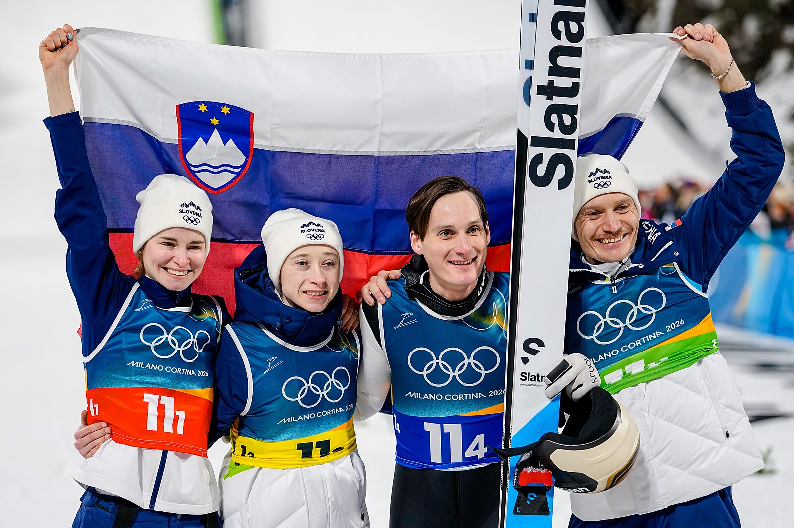 Po zklamání zlato. Slovinští skokani na lyžích ovládli soutěž smíšených družstev