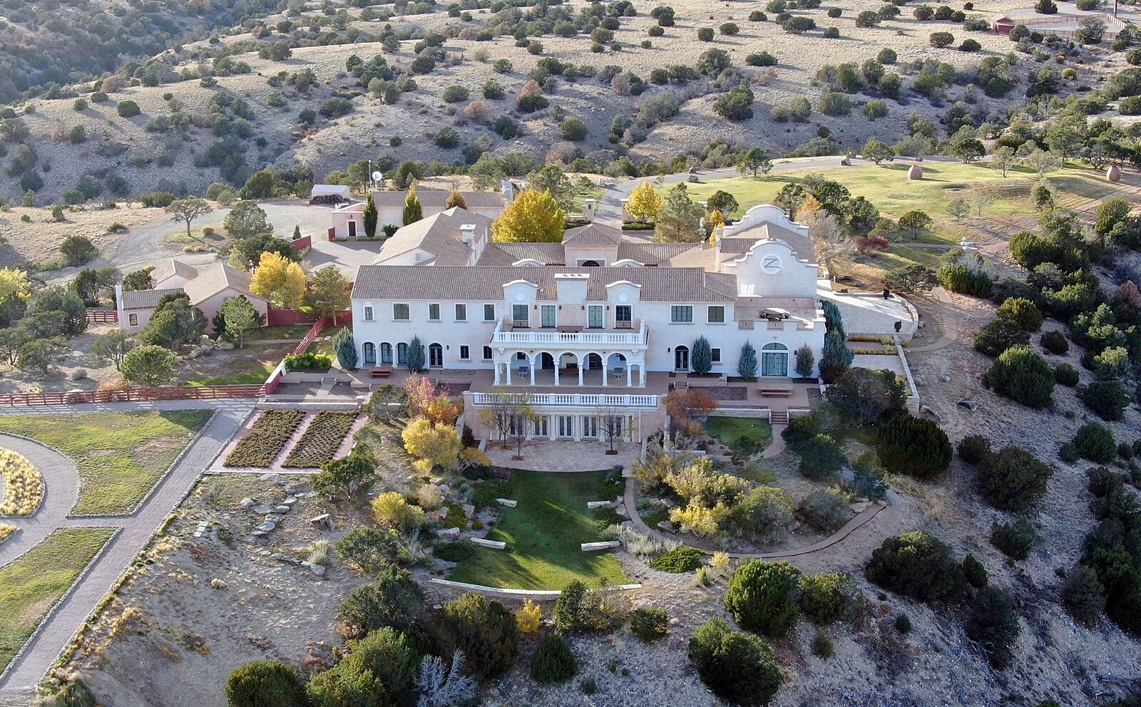 Uškrtili je při sexu a pohřbili u ranče, tvrdí spisy. V USA hledají Epsteinovy oběti