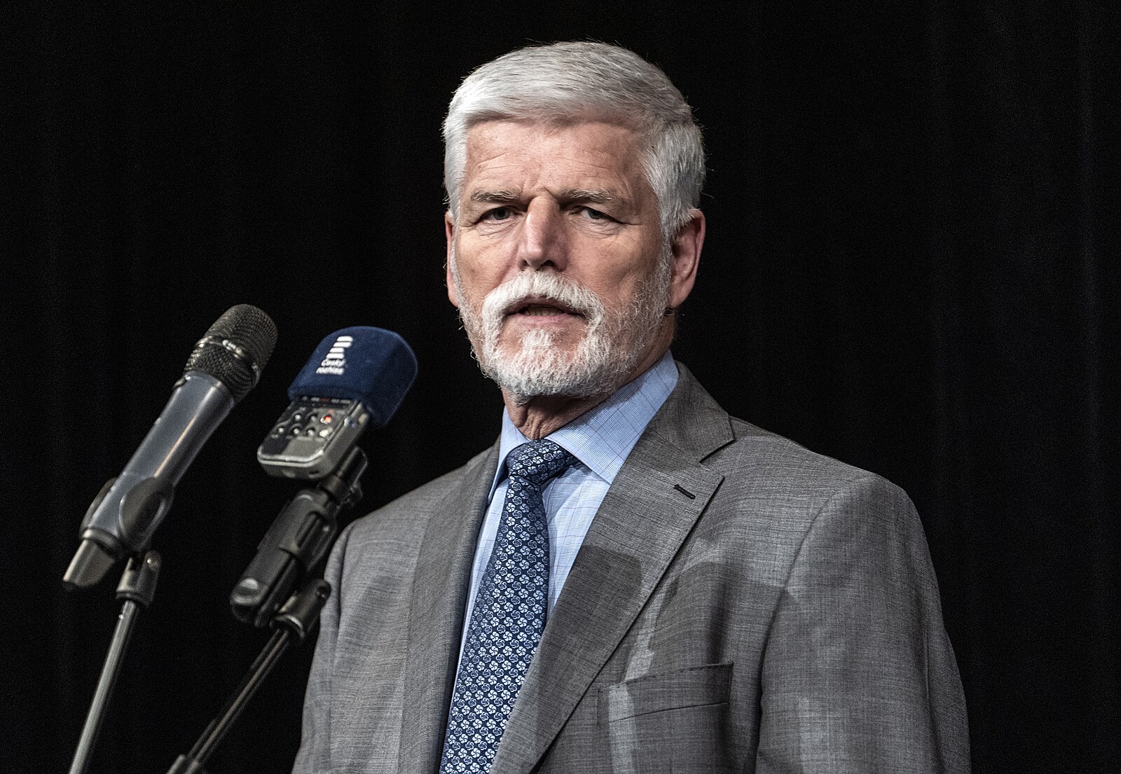 Pavel nebude vládě vetovat rozpočet, který podle odborníků porušuje zákon