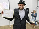Vít�z krajského kola sout�e EY Podnikatel roku 2025 Tomá� �ech se svou trofejí.