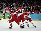 Momentka z olympijského zápasu mezi hokejisty �eska a Dánska.